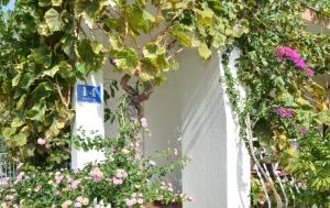 een witte deur met een bos bloemen erop bij Apartments Nina in Vinišće