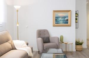 sala de estar con sofá y silla en Hercot Canteras Beach,Sun,City WIFI free, en Las Palmas de Gran Canaria