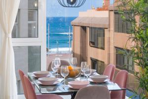mesa de comedor con sillas y vistas al océano en Hercot Canteras Beach,Sun,City WIFI free, en Las Palmas de Gran Canaria