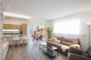 een woonkamer met een bank en een tafel bij Hercot Canteras Beach,Sun,City WIFI free in Las Palmas de Gran Canaria