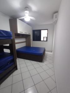 una camera con letto blu di María Cristina ,ar,Wi-Fi e tv a cabo a Praia Grande