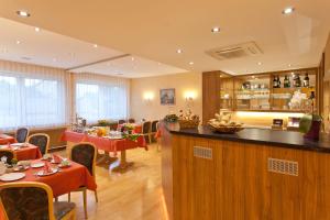a restaurant with tables and chairs and a bar at Engelhard Das Landhotel Garni in Kirchheim am Ries