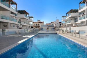 una piscina frente a unos edificios de apartamentos en Numar Residence Villa X, en Manta Rota