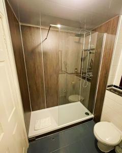 
a bathroom with a toilet, tub, and shower stall at Warwickshire Park Hotel in Kenilworth
