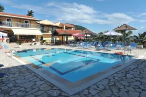 Bazén v ubytovaní Kerkyra Beach Hotel & Apartments alebo v jeho blízkosti