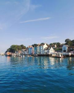 uma pequena cidade sobre a água com casas e barcos em Belv House em Weymouth