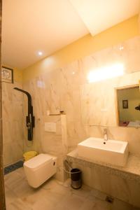 A bathroom at The River Front Resort