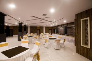 The business area and/or conference room at The River Front Resort