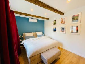 Tempat tidur dalam kamar di Cottage Wilkenburg - das luxuriöse und idyllische Ferienhaus