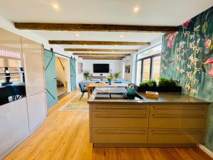 Μια τηλεόραση ή/και κέντρο ψυχαγωγίας στο Cottage Wilkenburg - das luxuriöse und idyllische Ferienhaus