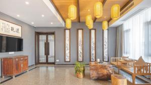 Μια τηλεόραση ή/και κέντρο ψυχαγωγίας στο Floral Hotel Banxia Jiuhuashan Transfer Center