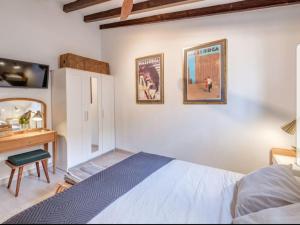 a bedroom with a bed and a desk and a mirror at Spot Apartment in Palma de Mallorca