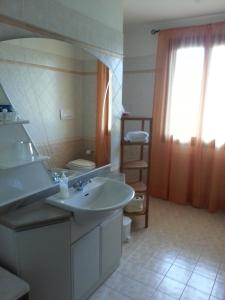 a bathroom with a sink and a large mirror at B&B La Casa Di Zefiro in Limite