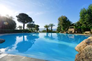 Swimming pool sa o malapit sa Hôtel Marina Corsica