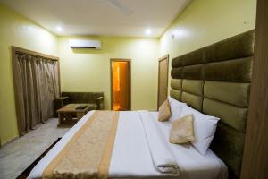 A bed or beds in a room at The River Front Resort Még 37 kép