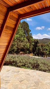 een uitzicht vanuit een raam van een patio bij Chalé do Portal in Monte Verde