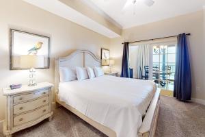 um quarto com uma cama, uma cómoda e uma janela em Phoenix West II em Orange Beach