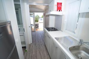 Кухня или мини-кухня в Mobile Homes Camping Kovačine
