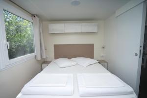 Postel nebo postele na pokoji v ubytování Mobile Homes Camping Kovačine
