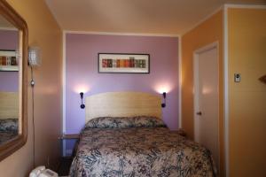 Кровать или кровати в номере Waterfront Inn