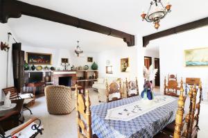ein Wohnzimmer mit einem Tisch und Stühlen in der Unterkunft Villa Hermoso SpainSunRentals 1146 in Nerja