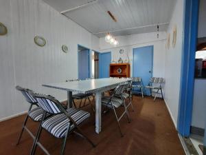 a dining room with a table and chairs at Casa Bahía Inglesa in Bahia Inglesa