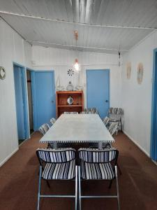 una sala conferenze con tavolo e sedie di Casa Bahía Inglesa a Bahia Inglesa