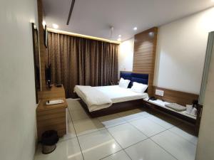 Postel nebo postele na pokoji v ubytování Hotel Pragati