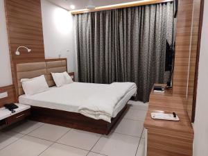 Postel nebo postele na pokoji v ubytování Hotel Pragati