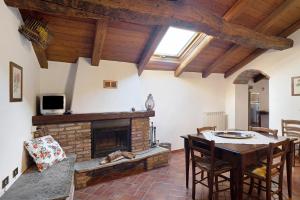 - un salon avec une table et une cheminée dans l'établissement La Casa della nonna, à Vessalico