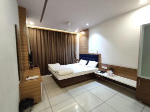 Postel nebo postele na pokoji v ubytování Hotel Pragati