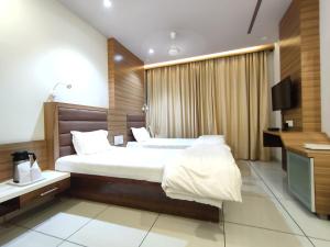 Postel nebo postele na pokoji v ubytování Hotel Pragati + 37 fotografií