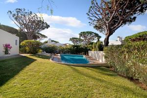 basen w ogrodzie domu w obiekcie Casa Las Trinitarias w mieście Vale do Lobo