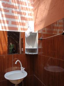 a bathroom with a sink and a mirror at Refúgio Raiz Camping in Carolina