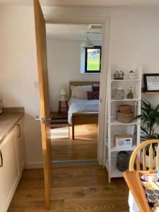 una camera con un letto e un tavolo di Cosy Cotswolds Self-Contained One Bedroom Cottage a Chipping Norton