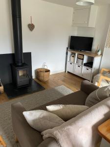 A seating area at Cosy Cotswolds Self-Contained One Bedroom Cottage