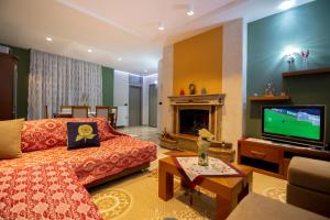 TV a/nebo společenská místnost v ubytování Vila Dhimitri