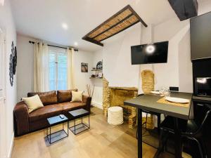 a living room with a couch and a table at L'Atelier des bords de l'Eure in Chartres
