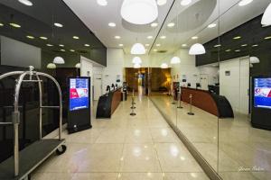 a hallway of an airport with a terminal with a unintention at Flat Premier 14 Max Savassi in Belo Horizonte