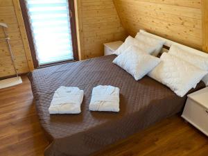 1 dormitorio con 1 cama con toallas en Green Village en Mikolaivka