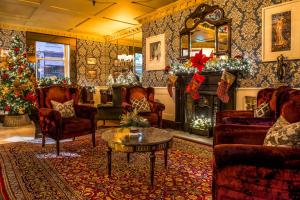 Ein Sitzbereich in der Unterkunft Tralee Benners Hotel