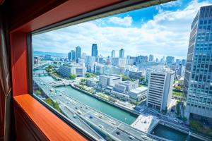 een raam met uitzicht op de skyline van de stad bij ANA Crowne Plaza Osaka, an IHG Hotel in Osaka