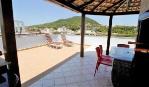 un balcón con sillas y una mesa en el techo en 1021 - Cobertura em Bombinhas com Vista para o Mar, en Bombinhas