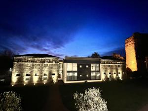 un edificio iluminado por la noche con luces en Malmaison Oxford en Oxford
