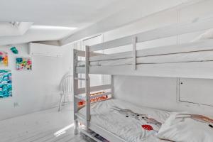 um quarto com 2 beliches num quarto em Traditional house in a calm residence in Sanary-sur-Mer - Welkeys em Sanary-sur-Mer