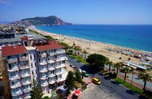 vistas a una playa con un edificio y al océano en Kleopatra Melissa Hotel, en Alanya