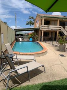 The swimming pool at or close to Golden Beach Motor Inn, Caloundra