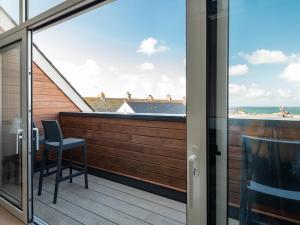 un balcon avec une chaise et une vue sur l'océan dans l'établissement Church Rooms, à Port Isaac