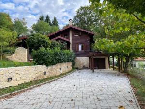 una casa con entrada de piedra frente a un edificio en 4TREES Holiday House, en Slunj