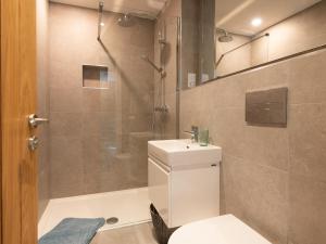 une salle de bain avec une douche, des toilettes et un lavabo dans l'établissement Church Rooms, à Port Isaac 28 autres photos